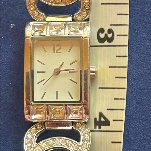 aMaZiNg ! Vintage Crystal Watch 🩷! - Picture 5 of 7